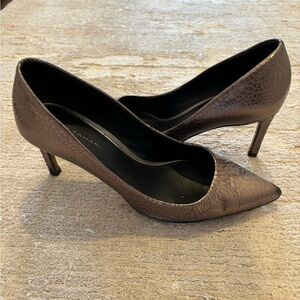 Elie Tahari taupe metallic size 39 pumps, I wear 8.5 and these were perfect